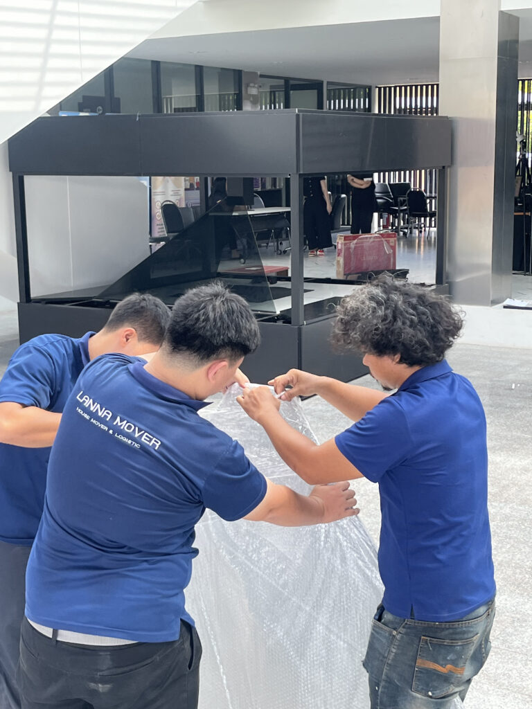 ทีมงาน Lanna Mover ให้บริการขนย้ายสำนักงานภายในอาคาร ระหว่างการรีโนเวทสำนักงานและย้ายออฟฟิศ