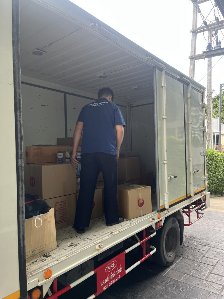 ทีมงาน Lanna Mover กำลังแพ็คสิ่งของสำหรับการย้ายบ้านด้วยกล่องกระดาษ บับเบิ้ลกันกระแทก และอุปกรณ์แพ็คครบชุด เพื่อเตรียมขนย้ายอย่างปลอดภัย