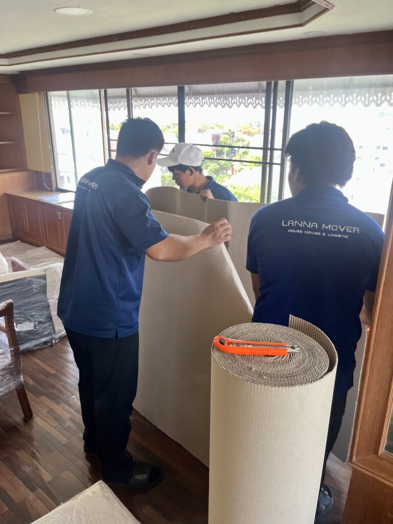 ทีมงานขนย้ายเฟอร์นิเจอร์และกล่องสิ่งของเข้าคอนโด
